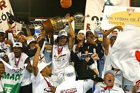 Gracias al título, jugó ante porto de portugal la copa intercontinental 2004 , última edición del certamen, y la recopa sudamericana 2005 frente a boca juniors de argentina , casualmente el mismo rival al que derrotó en la final de la presente competición. El Accidentado Festejo Del Once Caldas De Tanta Jaladera Se Nos Rompio La Copa Libertadores