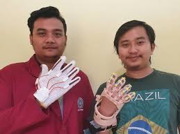 Pelajari cara membuat sarung bantal biasa dan bantal dekorasi menggunakan metode menggulung. Mahasiswa Um Surabaya Bikin Alat Penggerak Jari Bantu Terapi Pasien Stroke