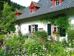 Heute, der inbegriff von charme und angelegt, um auf kleinem raum, die größtmögliche ernte einzubringen. á'• á' Cottage Garten 2020 Ratgeber Gartenpflege