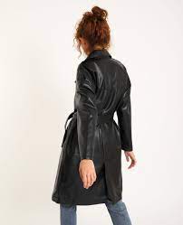 Fabriqué en cuir lisse avec doublure recyclée et détails minimalistes, il va avec tout. Trenchcoat Aus Kunstleder Schwarz 280276899a08 Pimkie