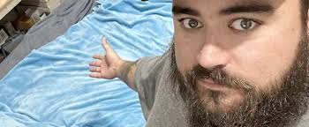 Des amateurs de hockey floués pour près d'un demi-million de dollars en  tentant d'acquérir une carte autographiée de Connor Bedard