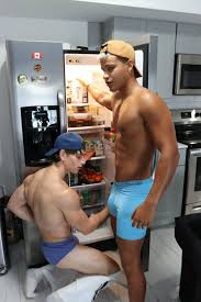 Denis Dosio si mostra senza veli nellanteprima del video in cui fa fare  sesso orale da Reno Gold