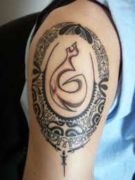 Imagen del tatuaje con motivos maoríes en el que podemos apreciar detalles de un ojo y armas como espadas y cuchillos en el pecho de un chico y su brazo. 80 Tatuajes Maories Disenos Polinesios Por Todo El Cuerpo