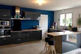 Sachez que vous pouvez vous permettre beaucoup de couleurs avec le gris qui est une couleur qui se marie facilement. Cuisine Grise Et Bois Couleur Mur