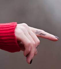 Ini dapat dengan mudah ditempatkan sebagai tato pergelangan tangan yang. Inspirasi Tato Tato Kecil Di Tangan Simple