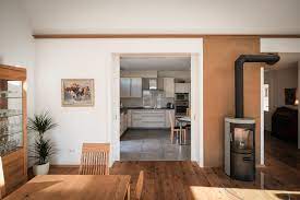 umbau eines 50er jahre hauses mit modernem anbau kuche architektur esszimmer ofen schiebetur lehmputz eiche holzboden hausrenovierung haus architektur