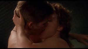 Dina Meyer Askar Starship HD-saksikan aksinya yang berani.