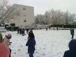 8h20 du matin, on reprend le chemin à pied malgré le trajet en voiture plus que cahotique. La Neige A L Ecole Le Lundi 18 Decembre 2017 Les Ce1 Ce2 De Pablo Neruda
