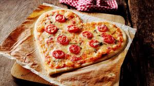Spesso inoltre, per una strana legge culinaria, sembra che le pizze tedesche aumentino la loro senza indagare troppo sui gusti personali, ho voluto qua fare una raccolta delle pizze più strane che. Pizze Strane Tante Forme Particolari