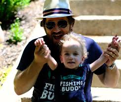 Voici James, père d'un enfant...