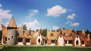 Castelul de lut din valea zanelor (ce nume frumos de locatie!) este o initiativa total originala, un castel de zane construit doar din materiale naturale, pământ, apă, paie, argilă și nisip pentru pereti, si șindrilă de molid pentru pantele rotunjite ale acoperisului, in transilvania. Castelul De Lut Valea Zanelor Locul De Poveste Din Transilvania House Styles Mansions House