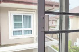 Step by step instructions (in turkish) on how to install weather sealing around gaps and cracks in your home to save on your. Rahat Bir Yaz Icin Sineklik Nasil Takilir