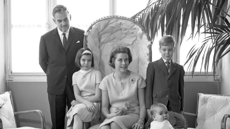 El estilo de la infanta Elena: los 8 'looks' más llamativos de la mujer que  pudo ser reina