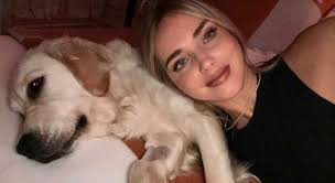 Chiara Ferragni, la festa (da sola) per il primo compleanno del labrador  Paloma. Follower scatenati: «Quel cane doveva andare a Fedez»