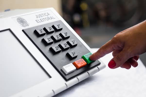 Urna eletr&ocirc;nica: o que &eacute;, quando surgiu, seguran&ccedil;a - Brasil Escola