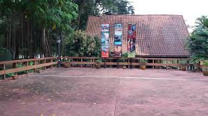 Secara\ud kronologinya ia dibuka pada 260 januari 1991, yang pada asalnya di bawah pentadbiran pertubuhan yayasan seni selangor sehingga kini awal tahun 1999 kemudian ditutup buat sementara waktu untuk proses pengubahsuaian. Mohd Faiz Bin Abdul Manan Galeri Shah Alam