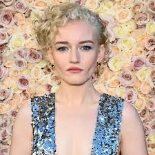 Julia Garner被問到她在《奇幻四季》中扮演銀色衝浪手時會如何“我... 它是閃亮的。” (轉自@screenrant)