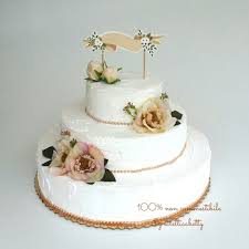 Torta buon compleanno è una freschissima torta dal gusto delicato e goloso decorata con panna e fiorellini colorati con una scritta al centro happy birthday. Torta Finta Archivi Ecletticabetty
