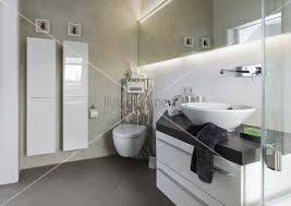 Waschtisch Mit Aufsatzbecken Eck Toilette Und Designer Heizkorper In Kleinem Bad Aufsatzbecken Waschtisch Eck Wc