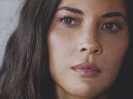 Eerste trailer van Justine Batemans dramafilm 'Violet' met Olivia Munn nu  te zien