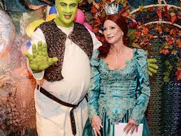 Markus söder bajor kormányfő szerint nem helyes, hogy az európai uniót megkerülve akarja budapest engedélyeztetni az orosz vakcinát. Fastnacht In Franken Soder Als Shrek Beckstein Als Roth Verkleidet Der Spiegel
