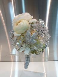 Maybe you would like to learn more about one of these? Wedding Bouquet White And Silver Bling Bling Brooch By Mimosafleur 250 00 Wedding Brooch Bouquets Fall Wedding Bouquets Wedding Bouquets