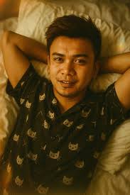 ทำพรอมต์ฮันบกผู้หญิงไปแล้ว วันนี้เลยมาทำพรอมต์ฮันบกเวอร์ชันผู้ชายแจกบ้างค่ะ  โดยมีแรงบันดาลใจมาจากซีรีส์เกาหลี Rookie historian Goo hae ryung  สานฝันความติ่งให้สุด😂😂 (รูปที่ 1) Ultra-realistic half-body portrait of a  handsome Joseon nobleman sitting