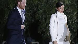 Unter dem legeren marineblauen kleid ist herzogin meghans. Prinz Harry Und Herzogin Meghan Mit Dickem Babybauch Zur Gala Panorama Stuttgarter Zeitung