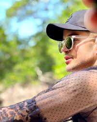 Podemos tener un mundo pacífico. Podemos avanzar hacia un mundo donde  podamos vivir en armonía con la naturaleza, donde vivamos en armonía con  los demás. No importa de qué nación provengamos, no