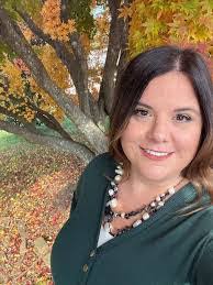 Elise Couch's Instagram, Twitter & Facebook