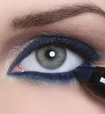Although It Can Sometimes Sound Too Different Or Strange Blue Eyeliner Works Amazingly With Brown Eyes Navy Eye Makeup Blue Eyeliner Skin Makeup