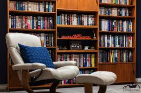 A Cozy Spot To Curl Up And Catch Up On Your Latest Biography Mid Century Modern Bookshe Modern Bookshelf Design Bookshelf Design Mid Century Modern Bookshelf