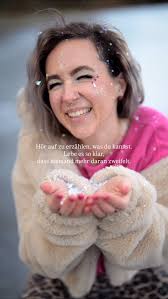 Ich habe mich jahrelang hinter Wissen versteckt., Hinter Ausbildungen.  Hinter Konzepten. Hinter Erklärungen., Weil solange ich erkläre, muss ich  mich nicht ganz zeigen., Heute höre ich auf damit., Ich ...