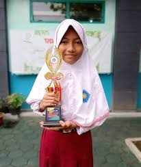 Penyerahan piala oleh siswa berprestasi kepada sman 2 palu pada upacara bendera. Penerimaan Piala Siswa Siswi Sd Muhammadiyah 1 Temanggung Sd Muhammadiyah 1 Temanggung