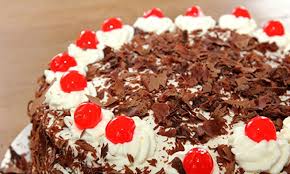 Leider hatte auch sie so ziemliche probleme, die schokoraspel an den rand zu bekommen und sie zu überreden, dass sie da auch bleiben. Video Schwarzwalder Kirschtorte Richtig Dekorieren Chefkoch De Video