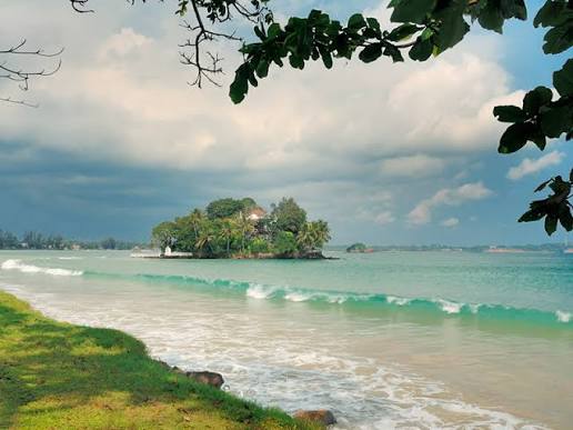 Weligama Bay beginner surf beach break Taprobane Island south coast Sri Lanka