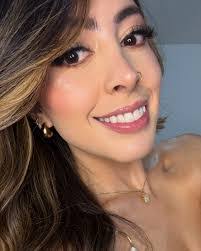 Sara Bustamante's Instagram, Twitter & Facebook