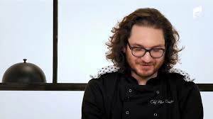 Sezonul 8 al emisiunii culinare se apropie de final, iar cei 9 concurenți așteaptă cu nerăbdare noi provocări. Antena Play Chef Florin Dumitrescu EmoÈ›ionat Pana La Lacrimi Semifinala Chefi La Cutite Sezon 8 Youtube