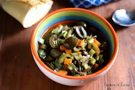 Le olive appena raccolte vanno schiacciate con una pietra e subito messe a bagno in acqua fredda sbollentatele velocemente in acqua acidulata con aceto bianco, scolatele e fatele asciugare su un. Olive Verdi Schiacciate Ricetta Siciliana