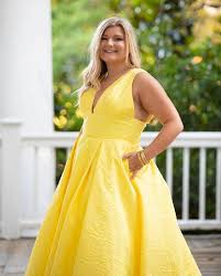 Mac duggal designer dresses have turned heads for 30 years. Mac Duggal Prom Dress Curtsy