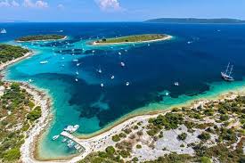 Trogir is a historic town and harbour on the adriatic coast in croatia, with a population of approximately 13,000. Ganztagige Bootstour Durch Die Blaue Lagune Ab Split Oder Trogir 2021 Tiefpreisgarantie