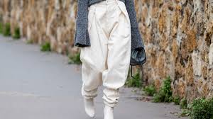 Then these men were bound in their coats, their hosen, and their hats, and their other garments, and were cast into the midst of the burning fiery furnace. Barrel Leg Pants Diese Bequemen Hosen Sind Jetzt Trend