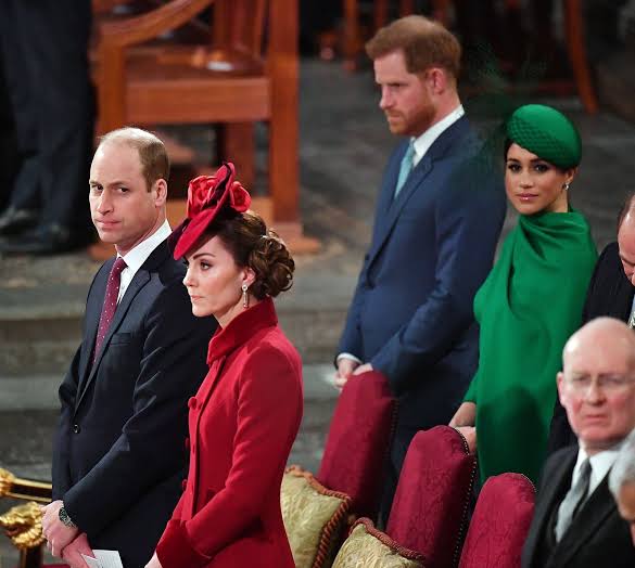 Comment interpréter les gestes d'affection en public de Kate Middleton,  Meghan Markle et des princes de la famille royale ? | Vogue France
