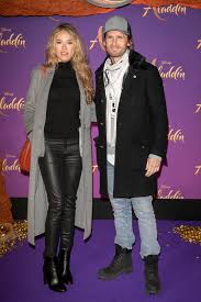 Franck, his friends, two girls and sonya's grandmother leave to visit a cave, but everything goes wrong and their crazy adventures begin. Elodie Fontan Et Philippe Lacheau Une Jolie Histoire D Amour