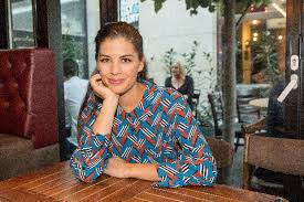 A majdnem kerek évfordulót romantikus módon, ágyban, pezsgőt iszogatva . Elkotyogtak A Titkot Koltozne A Magyar Sztarpar Ripost