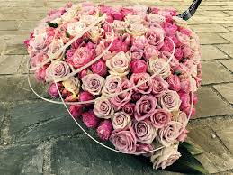 Not a problem for myglobalflowers as we offer flower delivery to any part of the globe with a 100% fresh quality guarantee from local florists. Blumen Als Herz Gesteckt Rosen In Herzform Trauergesteck Foto Als Beispiel Von Pixabay Trauergestecke Blumengestecke Blumen