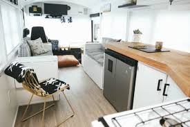 Un Ancien Bus Transforme En Une Mini Maison Planete Deco A Homes World Maison Bus Scolaire Mini Maison Vivre Dans Un Bus