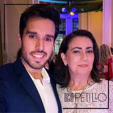 Kelly Petillo's Instagram, Twitter & Facebook