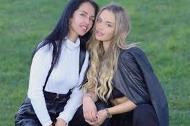 Asia Busciantella, la madre apre un profilo su OnlyFans: è scontro social -  Gloo