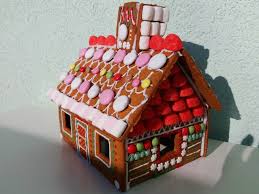 Medena Hiska Mojpogled Com Gingerbread House Christmas Gingerbread House Gingerbread